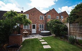 Stylish 2 Bedroom Cottage With Hot Tub And Parking